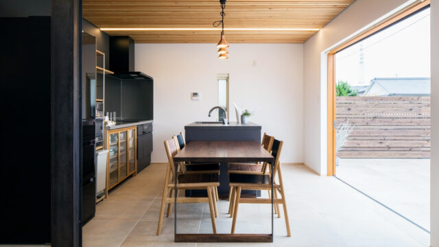 昼はカフェのように、夜はバーのように